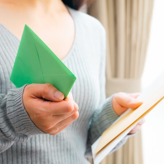 事務局にて入金確認後、紙チケットが郵送される。